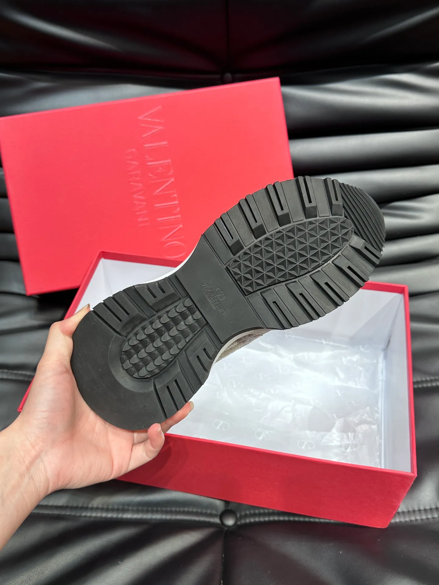 P540💰 Product trademark: VALENTINO "Valentino" Regular size: 38-44 [45 customized] Product materials: Warren men's casual sports shoes, made of multi-material splicing, calf leather stitched with suede cowhide, fabric mesh upper, fabric tongue decorated with brand badge, rubber rivet decorative details on the heel, rivet rubber outsole, non-slip, wear-resistant and shock-absorbing, pure cotton inner foot pad, comfortable and breathable, comes with original box packaging bag!